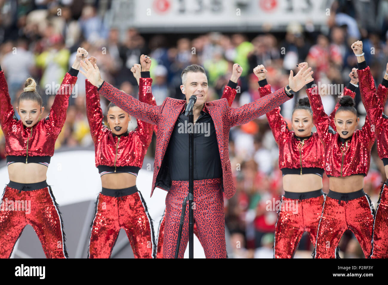 Robbie Williams (MI., cantante, musicista) canta prima della partita, show, show, musica, cerimonia di apertura, cerimonia di apertura, metà figura, mezza figura (RUS) - Arabia Saudita (KSA) 5: 0, turno preliminare, gruppo A, gioco 1, su 14.06.2018 a Mosca; Coppa del Mondo di Calcio 2018 in Russia dal 14.06. - 15.07.2018. | Utilizzo di tutto il mondo Foto Stock