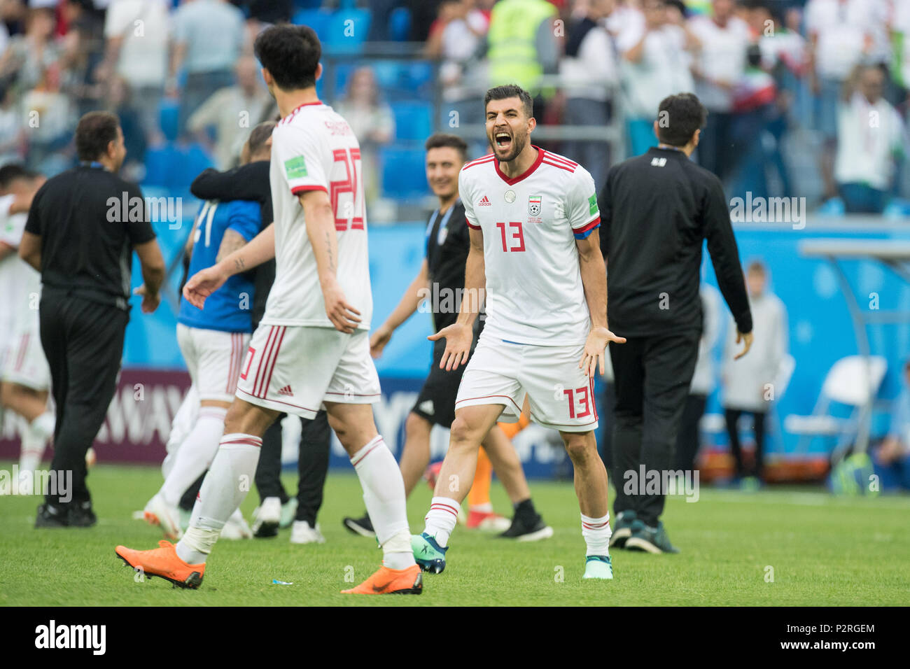 Mohammad Reza KHANZADEH (IRN) cheers dopo la fine del gioco, giubilo, tifo, tifo, gioia, entusiasmo, celebrare, finale di giubilo, figura intera, Marocco (MAR) - Iran (IRN) 0: 1, turno preliminare, gruppo B, gioco 4, su 15.06.2018 a San Pietroburgo; Coppa del Mondo di Calcio 2018 in Russia dal 14.06. - 15.07.2018. | Utilizzo di tutto il mondo Foto Stock