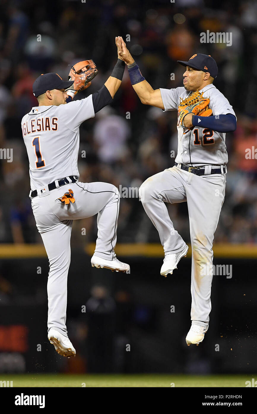 Chicago, IL, Stati Uniti d'America. Il 15 giugno, 2018. Detroit Tigers' JOSE IGLESIAS (1) e Detroit Tigers' LEONYS MARTIN (12) vai a alta cinque dopo aver ottenuto il team a vincere contro il Chicago White Sox a tasso garantito Campo in Chicago, Illinois. Credito: Quinn Harris/ZUMA filo/Alamy Live News Foto Stock