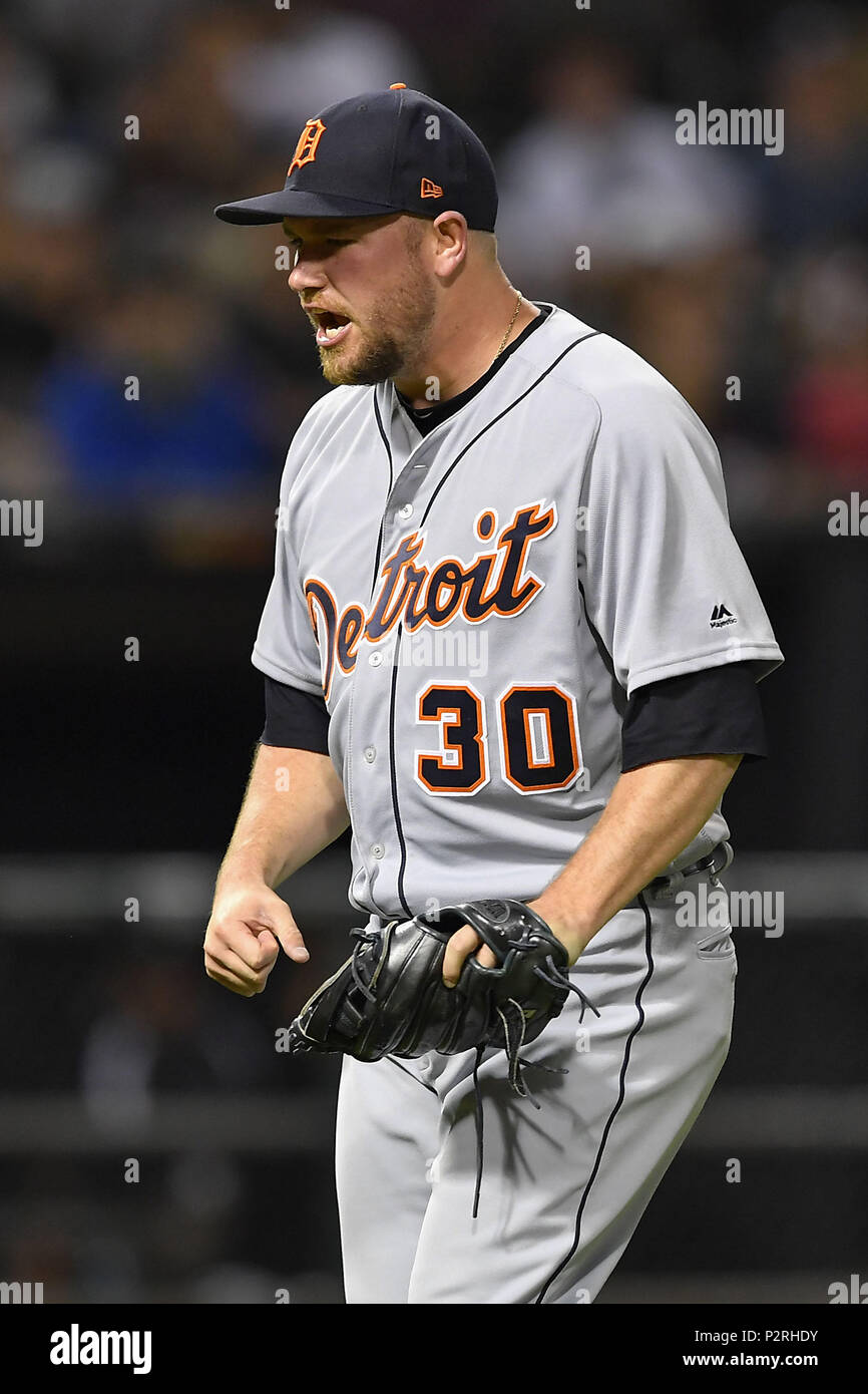 Chicago, IL, Stati Uniti d'America. Il 15 giugno, 2018. Detroit Tigers relief pitcher ALEX WILSON (30) reagisce durante la partita contro i Chicago White Sox a tasso garantito Campo in Chicago, Illinois. Credito: Quinn Harris/ZUMA filo/Alamy Live News Foto Stock