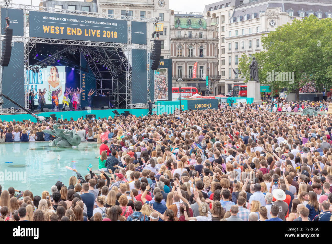 Trafalgar Square, Londra; 16 giugno 2018; folla godendo il primo giorno di West End Live 2018. Qui il cast del musical Mamma Mia eseguire. Credito: Ian Stewart/Alamy Live News Foto Stock