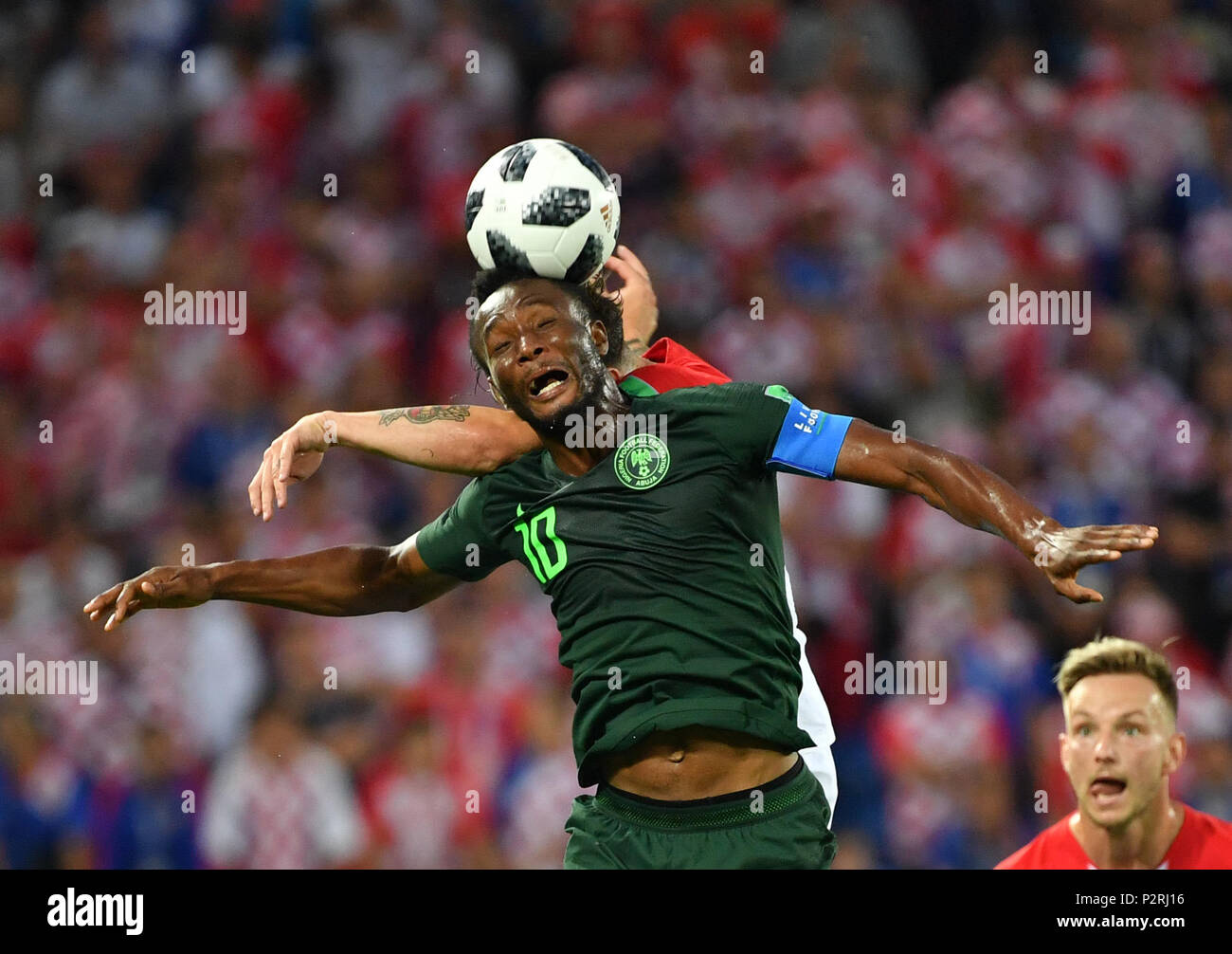 Kaliningrad, Russia. 16 Giugno, 2018. John Obi Mikel (anteriore) della Nigeria compete durante un gruppo D match tra la Croazia e la Nigeria al 2018 FIFA World Cup di Kaliningrad, Russia, 16 giugno 2018. Credito: Liu Dawei/Xinhua/Alamy Live News Foto Stock