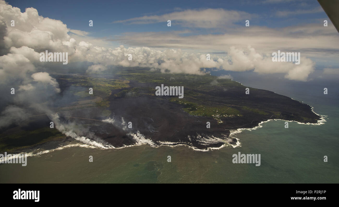 Pahoa, Hawaii, Stati Uniti d'America. Il 6 giugno, 2018. La maggior parte dell'area Kapoho comprese le pozze di marea è ora coperto di lava fresca con qualche proprietà ancora intatto come il Vulcano Kilauea lower east Zona di rift eruzione continua il Mercoledì, 6 giugno 2018, nelle Hawaii. Foto di L.E. Baskow/LeftEyeImages Credito: L.E. Baskow/ZUMA filo/Alamy Live News Foto Stock