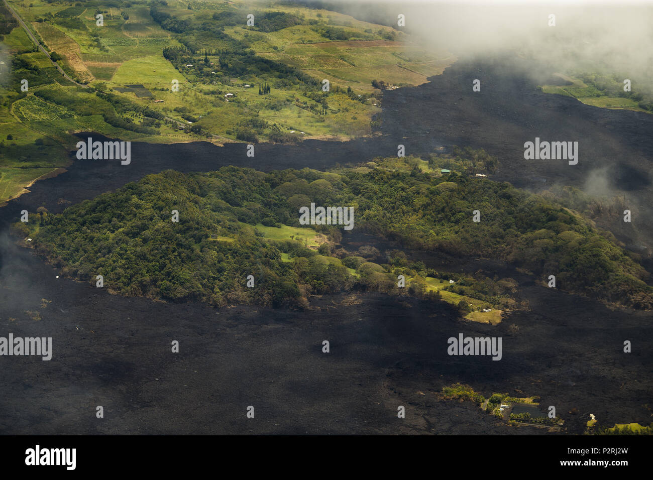 Pahoa, Hawaii, Stati Uniti d'America. Il 6 giugno, 2018. Lago Verde ha perso tutta la sua acqua come la maggior parte dei Kapoho area comprendente le pozze di marea è ora coperto di lava fresca con qualche proprietà ancora intatto come il Vulcano Kilauea lower east Zona di rift eruzione continua il Mercoledì, 6 giugno 2018, nelle Hawaii. Credito: L.E. Baskow/ZUMA filo/Alamy Live News Foto Stock