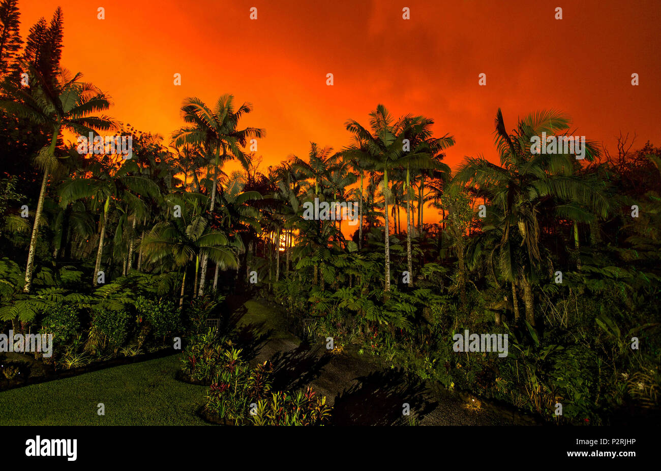 Pahoa, Hawaii, Stati Uniti d'America. 8 Giugno, 2018. Il cielo di sera è illuminato dai colori brillanti del vicino Vulcano Kilauea eruzione gas in Leilani Estates cantiere di Laura e Neil Oudinot Venerdì, Giugno 9, 2018 in Pahoa, Hawaii. Credito: L.E. Baskow/ZUMA filo/Alamy Live News Foto Stock