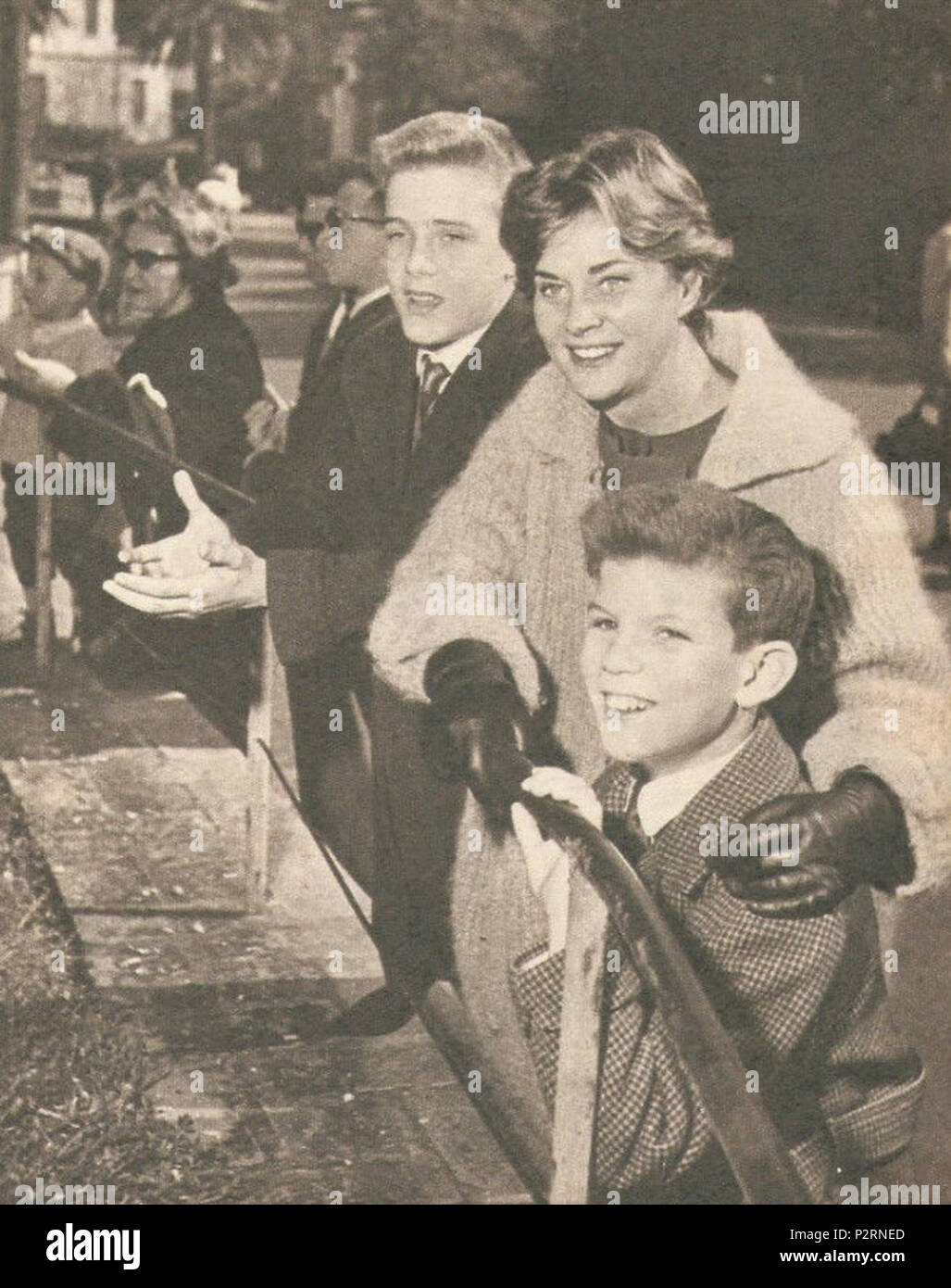 . Attrice italiana Alida Valli con i suoi figli al giardino zoologico di Roma . 2 aprile 1960. 6 sconosciuto Alida Valli, lo zoo di Roma Foto Stock