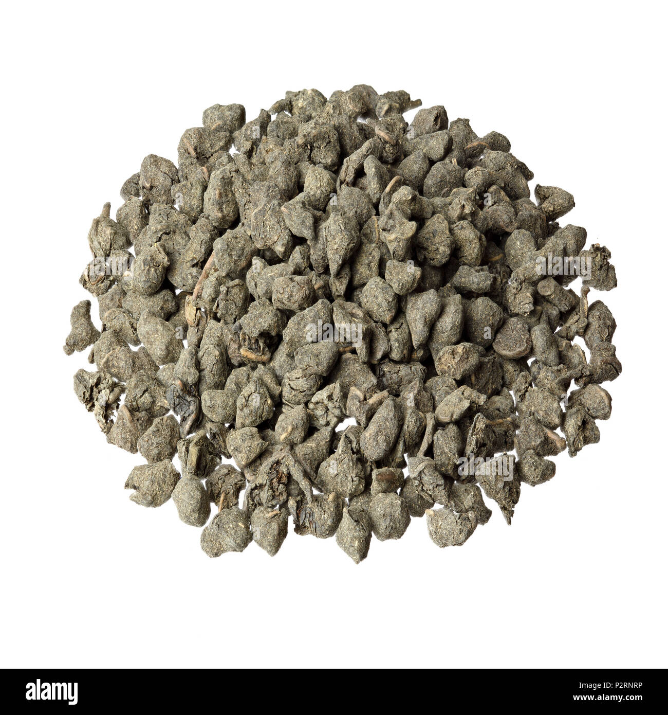 Profumate foglie di tè verde al ginseng su sfondo bianco. Foto Stock