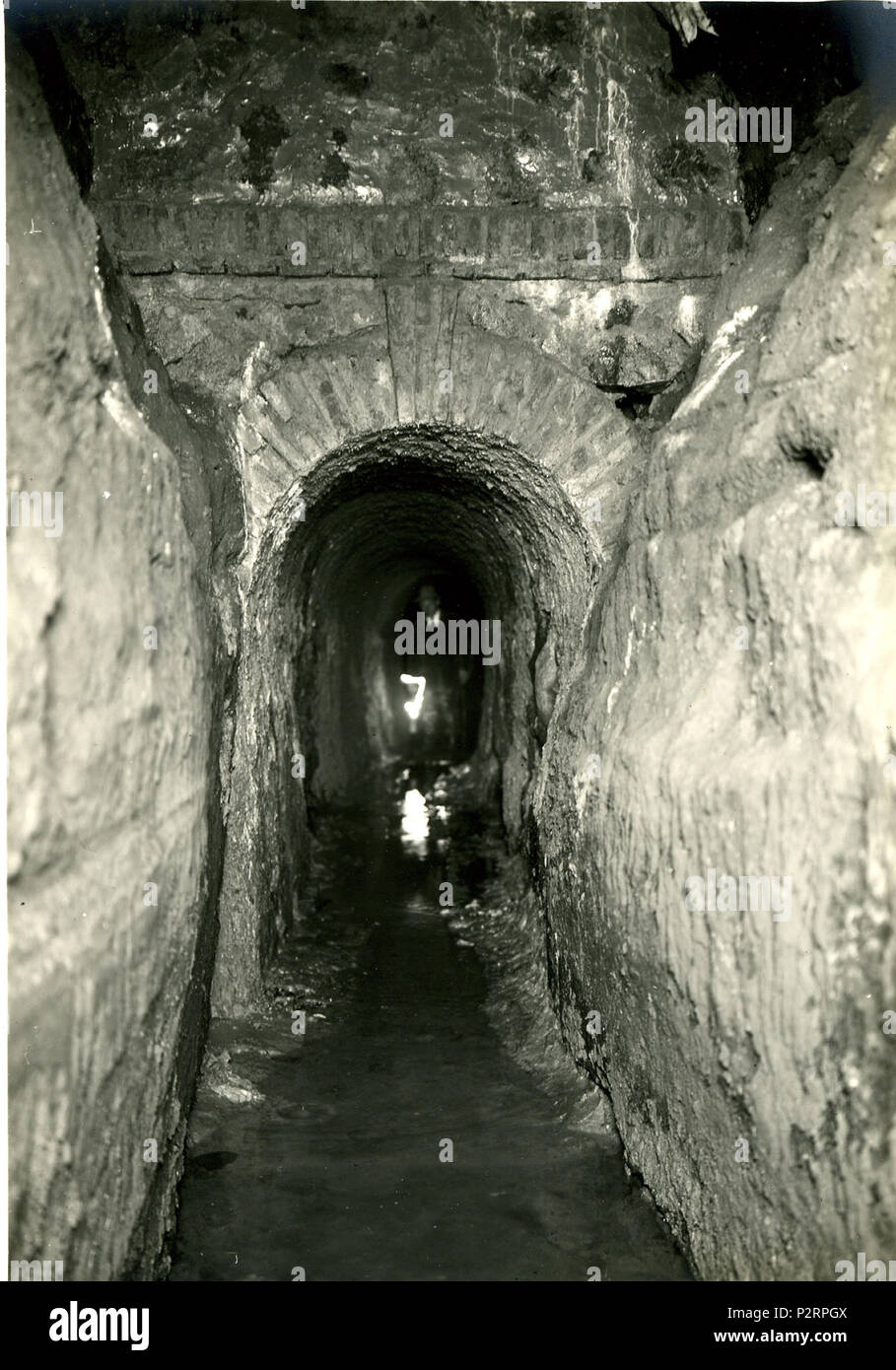 . Italiano: Navi di Nemi. Interno dell'emissario romano, dopo i lavori di sistemazione . 1928. Anonimo 25 Emissario romano navata di Nemi - Museo scienza e tecnologia Milano Nemi 39 Foto Stock