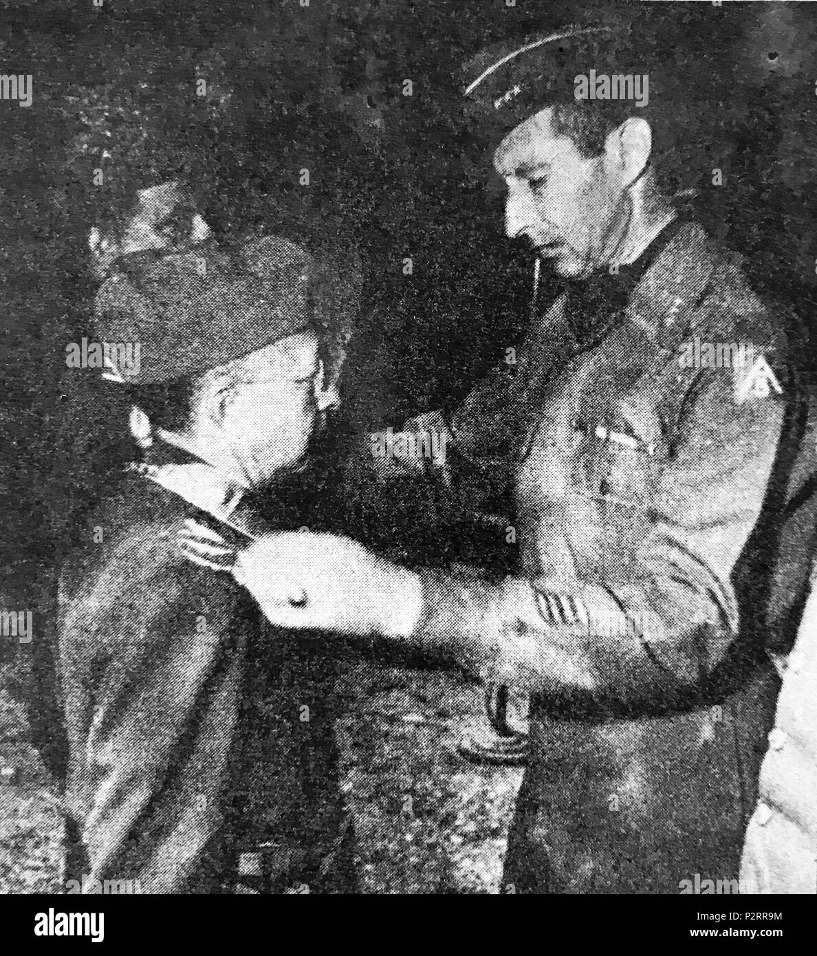 . Italiano: Mascarenhas de Moraes, in Italia, ricevendo la medaglia al valore militare dal Generale Mark W.Clark, allora Comandante della V armata Americana (archivio del generale Heleno Soares Castellar, Revista do Exército Brasileiro, Biblioteca do Exército, Rio de Janeiro, v. 120, n°4, outubro/novembro 1983, pg. 225 . 23 maggio 2017, 16:05:49. Unknown 54 Mascarenhas e Clark Foto Stock