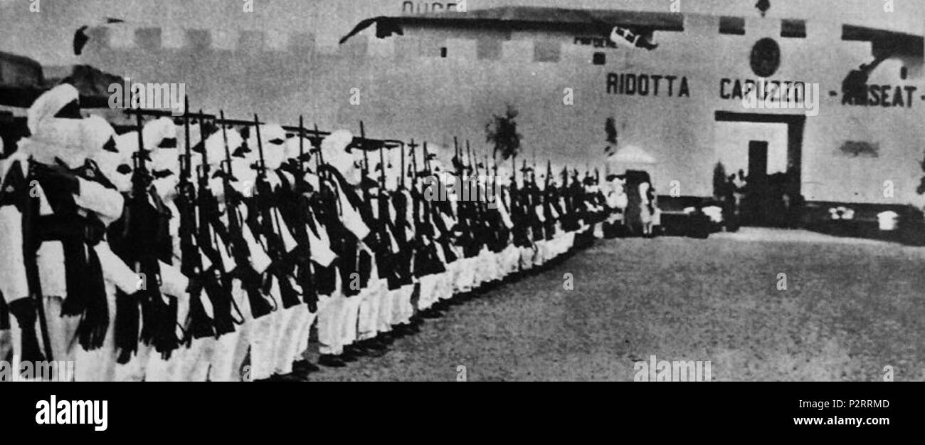 . Italiano: Militari libici del Regio Corpo delle truppe coloniali schierati davanti Forte Capuzzo . tra 1940 e 1943. 30 sconosciuto Forte Capuzzo Foto Stock