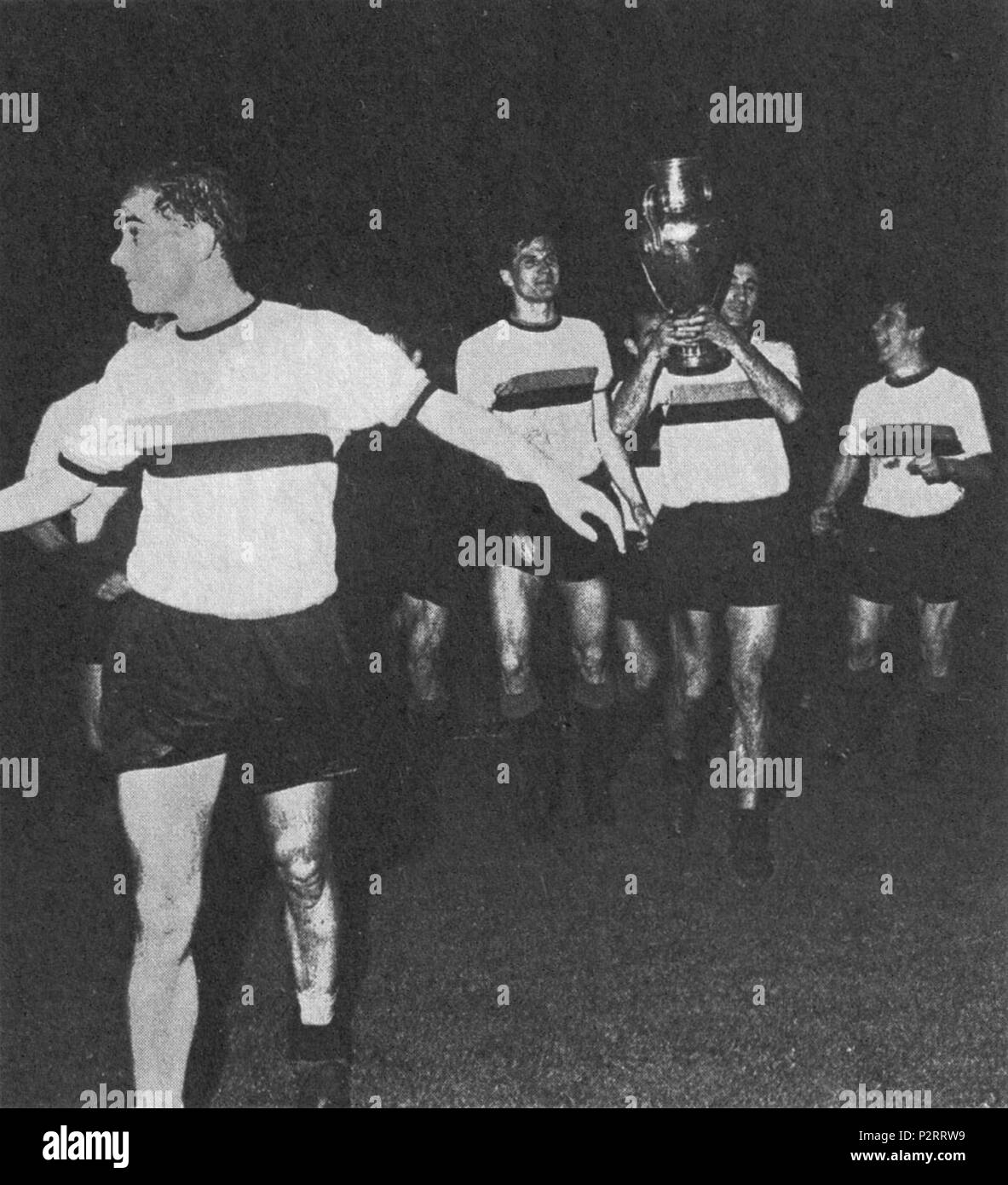 1964-65 European Cup - Inter Suárez, Facchetti, Piero e Bedin con il trofeo 2 1964-65 European Cup - Inter Suárez, Facchetti, Piero e Bedin con il trofeo Foto Stock