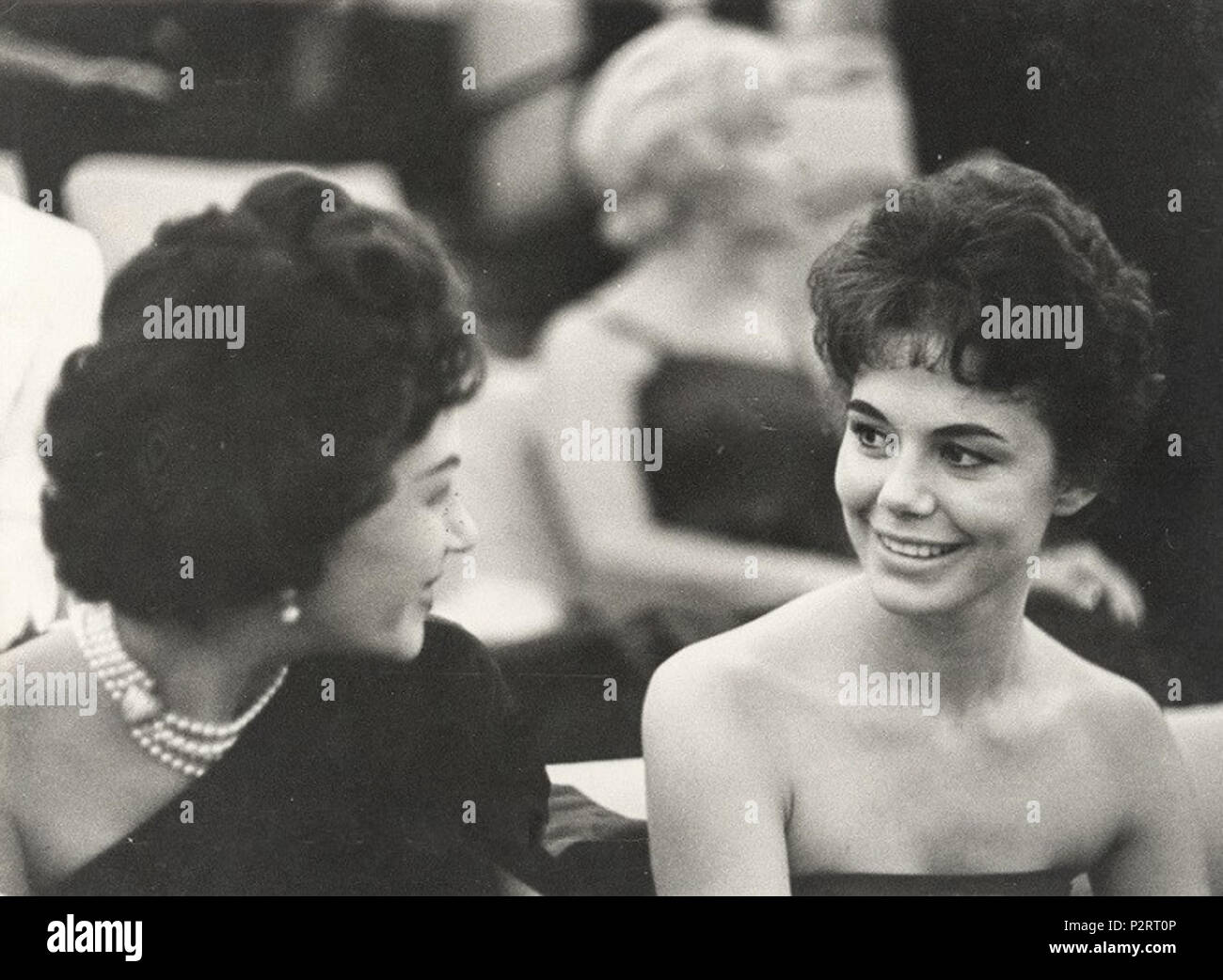 . Yvonne De Carlo e Giorgia Moll al Festival del cinema . Venezia, 1955. 21 sconosciuto De Carlo Moll Foto Stock