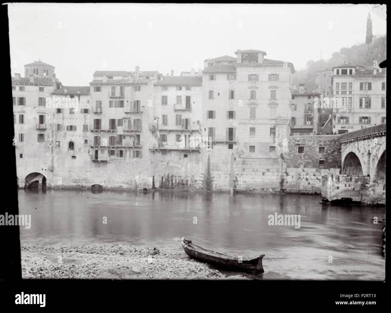 . Italiano: caso sullâ Adige a Verona, nei pressi di Ponte Pietra, prima della costruzione dei muraglioni . circa 1900. 91 sconosciuto VeronaCaseAdige-vecchio Foto Stock