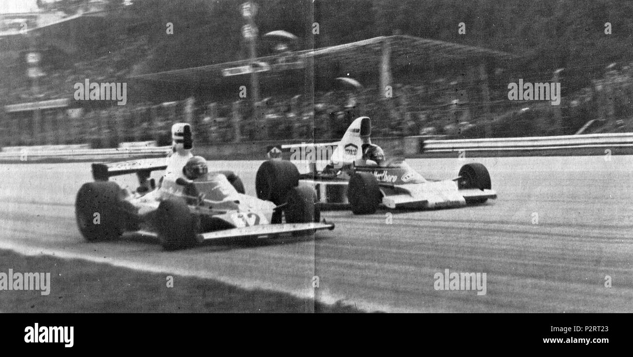 . Italiano: Monza, Autodromo Nazionale, 7 settembre 1975. XLVI Gran Premio d'Italia. Il pilota della Scuderia Ferrari, l'austriaco Niki Lauda (n. 12 in primo piano) su Ferrari 312T, viene superato dal campione del mondo in carica della McLaren, il brasiliano Emerson Fittipaldi (n. 1 in secondo piano) su McLaren-Ford M23C. "Uno dei segreti di Niki Lauda è il complesso-Fittipaldi, di cui l'austriaco non ha mai fatto mistero di soffrire. Se n'è avuta una dimostrazione proprio a Monza, quando Niki non ha reagito al sorpasso del brasiliano all'introduzione della chicane, a pochi giri dalla conclusione Foto Stock
