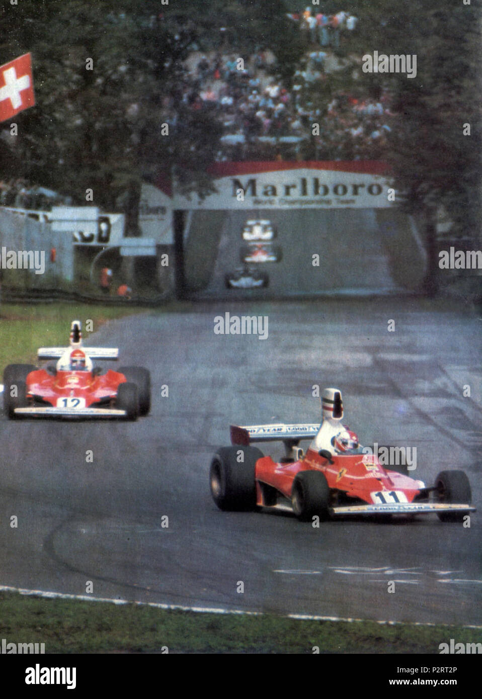 . Italiano: Monza, Autodromo Nazionale, 7 settembre 1975. XLVI Gran Premio d'Italia. I due piloti della Scuderia Ferrari, lo svizzero Clay Regazzoni (n. 11) e l'austriaco Niki Lauda (n. 12), a bordo delle loro parque Ferrari 312T. "Dopo pochi giri si profila il predominio delle vetture rosse. All'entrata della variante Mirabello, Regazzoni e Lauda sono già nettamente staccati da Reutemann, Fittipaldi ed Hunt, rallentati anche dall'incidente nella chicane del primo giro." . Il 7 settembre 1975. Fotocolors ATTUALFOTO 2 1975 GP DI ITALIA - Regazzoni e Lauda alla chicane Mirabello Foto Stock