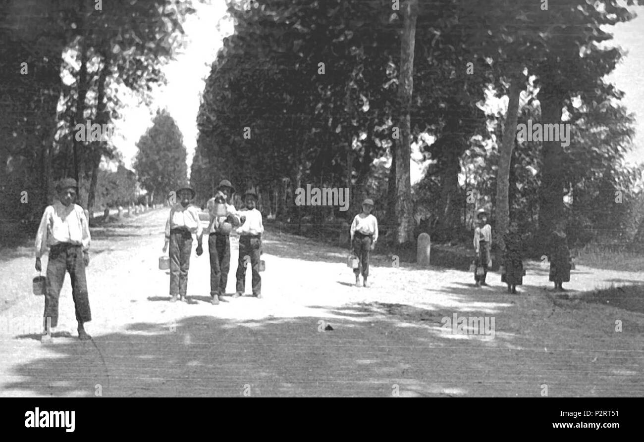 . Contadini con la schisceta per il pranzo del mezzogiorno a San Fruttuoso nel 1902. Italiano: contadini con la schisceta per il pranzo del mezzogiorno a San Fruttuoso nel 1902. Inglese: gli agricoltori con pranzo scatole in San Fruttuoso nel 1902. 1902 20 contadini con la schisceta per il pranzo del mezzogiorno a San Fruttuoso nel 1902 Foto Stock