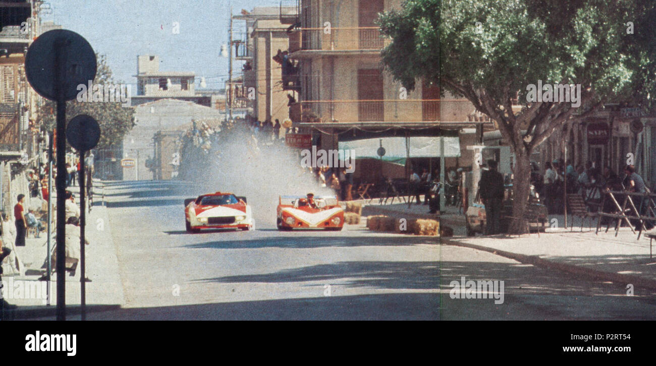 . Cerda (Sicilia, Italia), 'Piccolo Madonie " circuito strada, 9 giugno 1974. Da destra a sinistra: Pino Pica's Lola-Ford T284, sponsorizzato Motul, si impadronisce Gérard Larrousse la Lancia Stratos HF 2.4 V6 (prototipo), sponsorizzato Marlboro, sul giro 2 del 1974 Targa Florio. Il 9 giugno 1974. 2 sconosciuto 1974 Targa Florio, Cerda - Pica sorpassa Larrousse Foto Stock