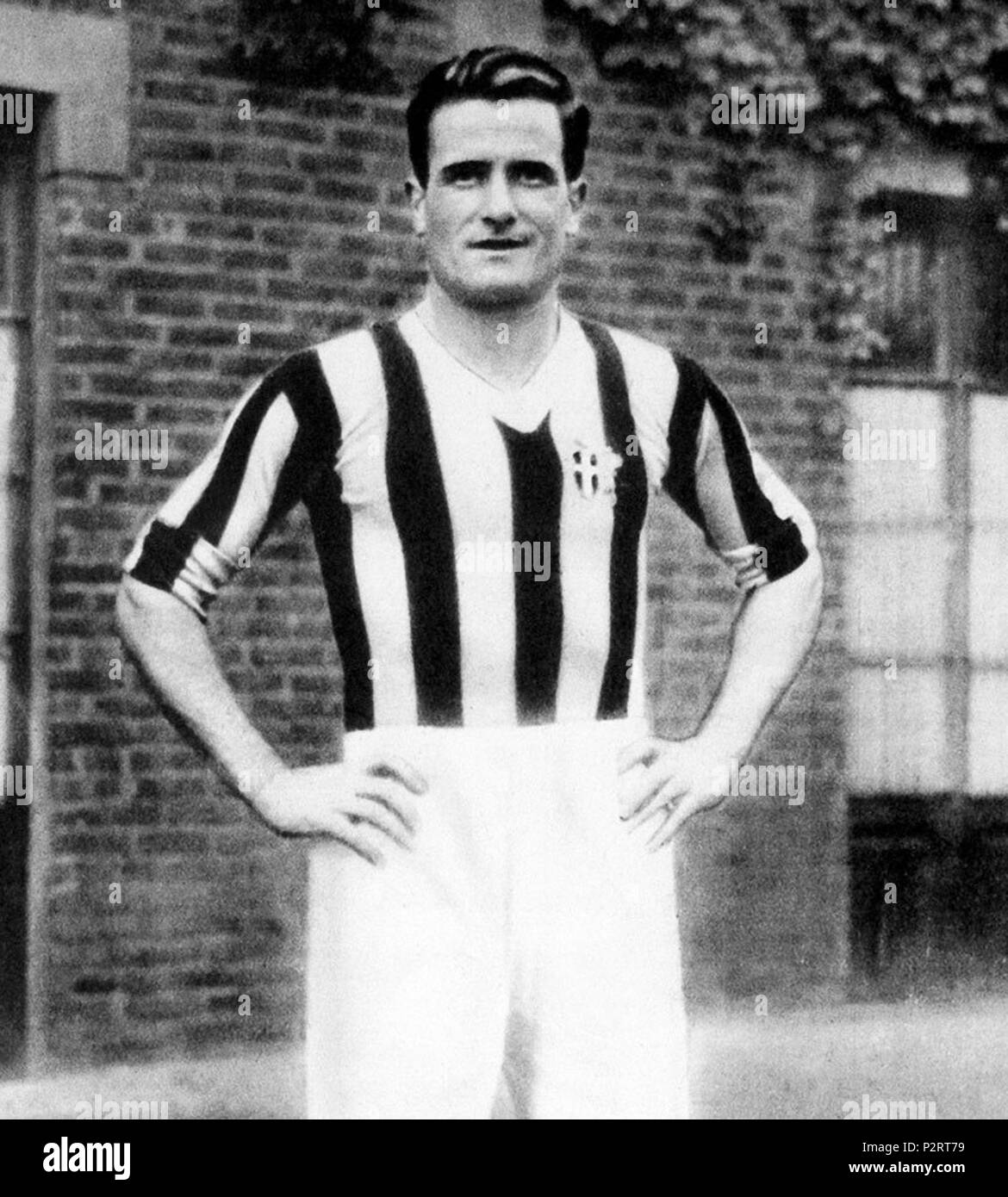 . Calciatore Italian-Argentines Luis Felipe Monti con F.B.C. La Juventus nei primi anni trenta, ponendo al di fuori del campo in Juventus Torino. Tra il 1931 e 1933. 29 sconosciuto Foot-Ball Club Juventus - 1930S - Luis Monti Foto Stock