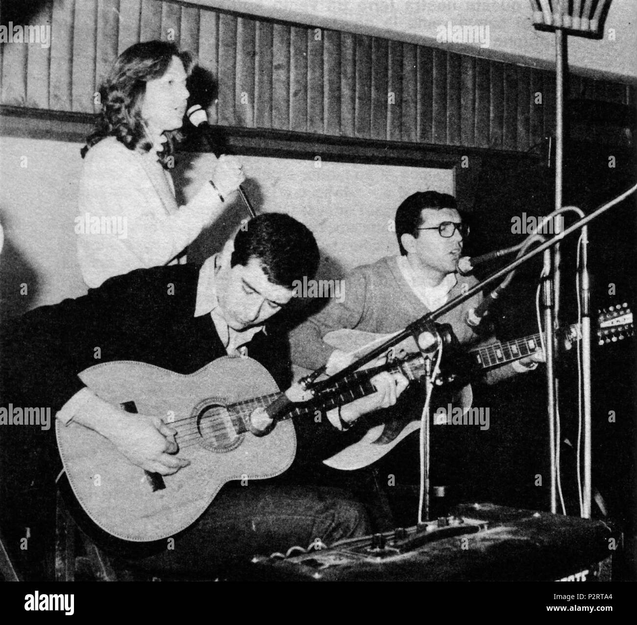 . Italiano: Gli Amici del vento nel concerto 'M"musica per la libertà" a Roma, spettacolo musicale organizzato dal Fronte della Gioventù e dal Centro Librario dissenso in memoria delle vittime del terrorismo rosso ed in solidarietà con i giovani anticomunisti colpiti dalla repressione del sistema. Il 22 febbraio 1981. Sconosciuto 6 Amici del vento 08 Foto Stock