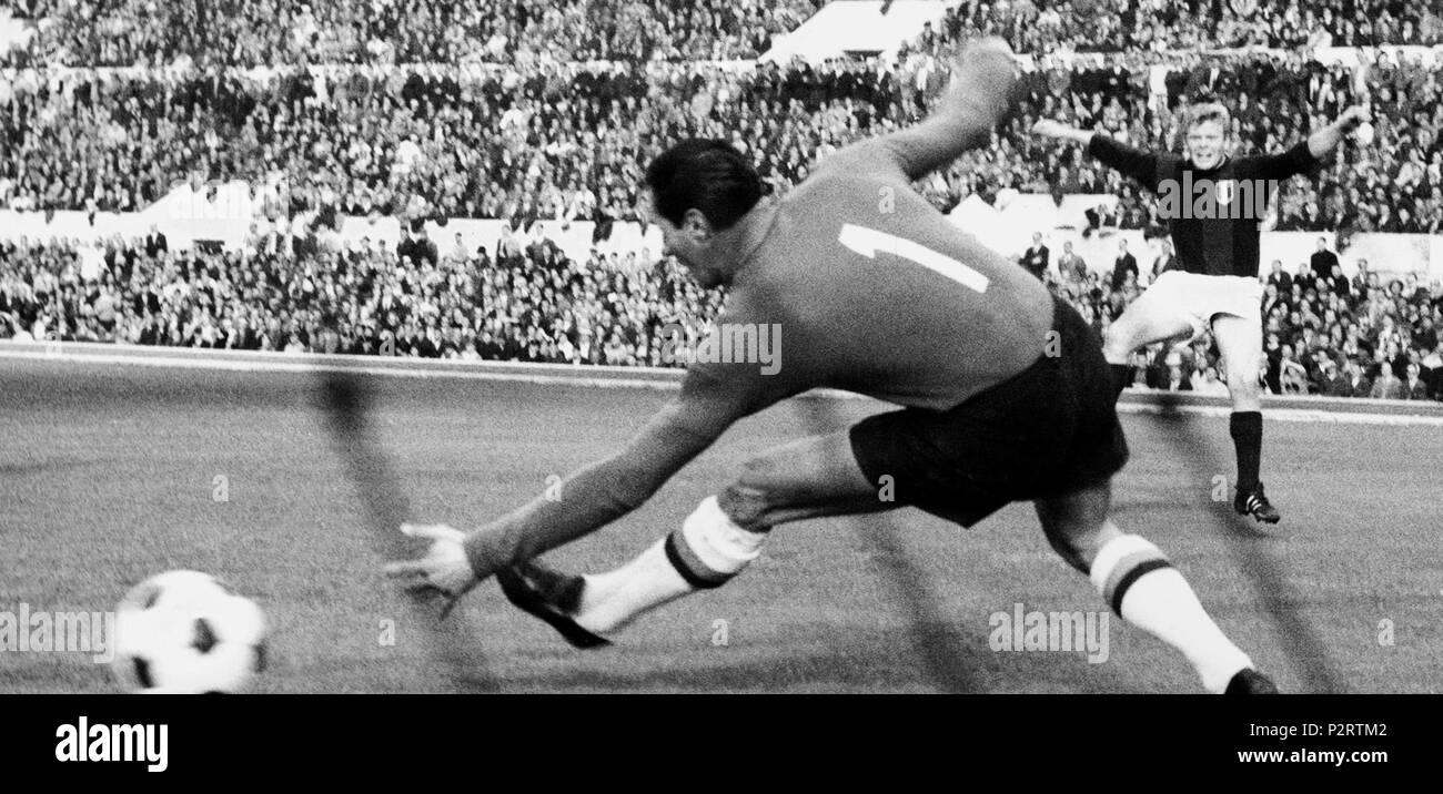 2 1964-65 Serie A - Roma v Bologna - Helmut Haller di gol Foto Stock
