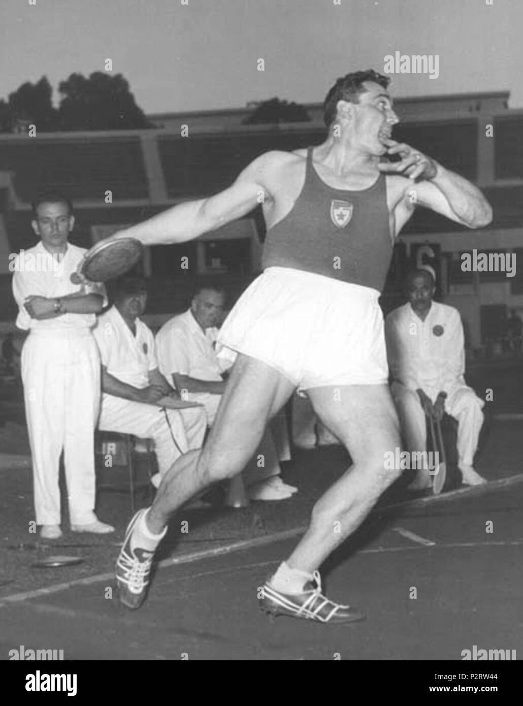 . Adolfo Consolini . 1956. 3 sconosciuto Adolfo Consolini 1956 Foto Stock