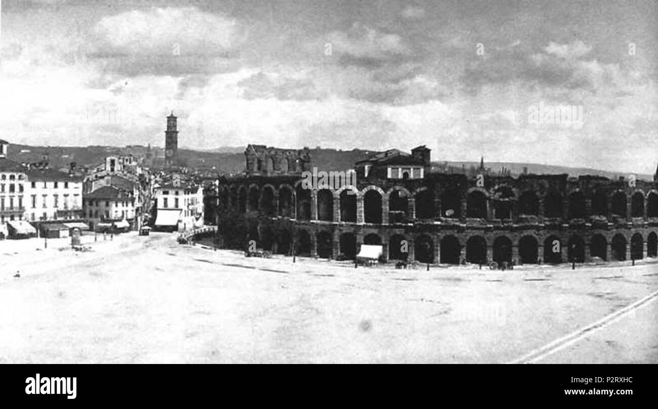 . Italiano: Piazza Bra e l'Arena di Verona, in una foto d'epoca. . 8 sconosciuto ArenaDiVeronaOld2 Foto Stock