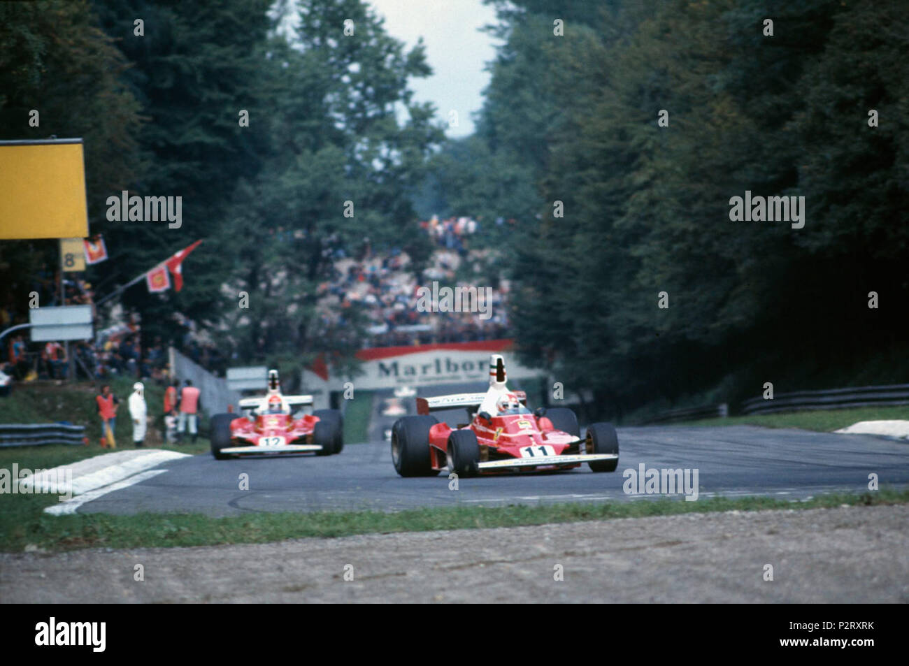 . Italiano: Monza, Autodromo Nazionale, 7 settembre 1975. Il pilota svizzero Clay Regazzoni, alla guida della sua Ferrari 312 T, a precedere il compagno di squadra alla Scuderia Ferrari, l'austriaco Niki Lauda, nel corso del XLVI Gran Premio d'Italia. Il 7 settembre 1975. Gabriela Noris 2 1975 GP DI ITALIA - Regazzoni e Lauda - Ferrari 312T Foto Stock