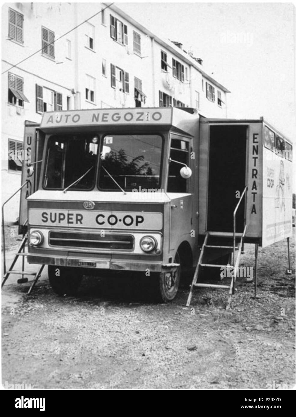 . Italiano: Auto Negozio Super Co-Op (Cooperativa operaie di Trieste) . 1962. Cooperativa operaie di Trieste Istria e Friuli 9 auto Negozio Super Co-Op Foto Stock