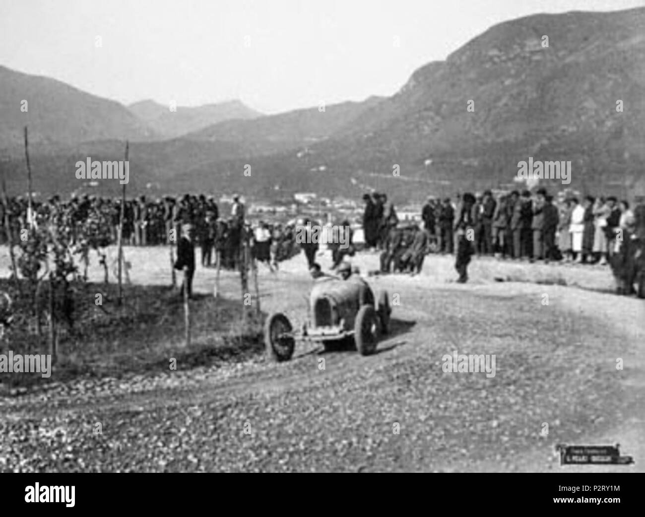 . Italiano: Aymo Maggi con la sua Bugatti 35 verso la sua prima vittoria sul Garda. 1926. Questo file è privo di informazioni sull'autore. 10 Aymo Maggi Cg41 Foto Stock