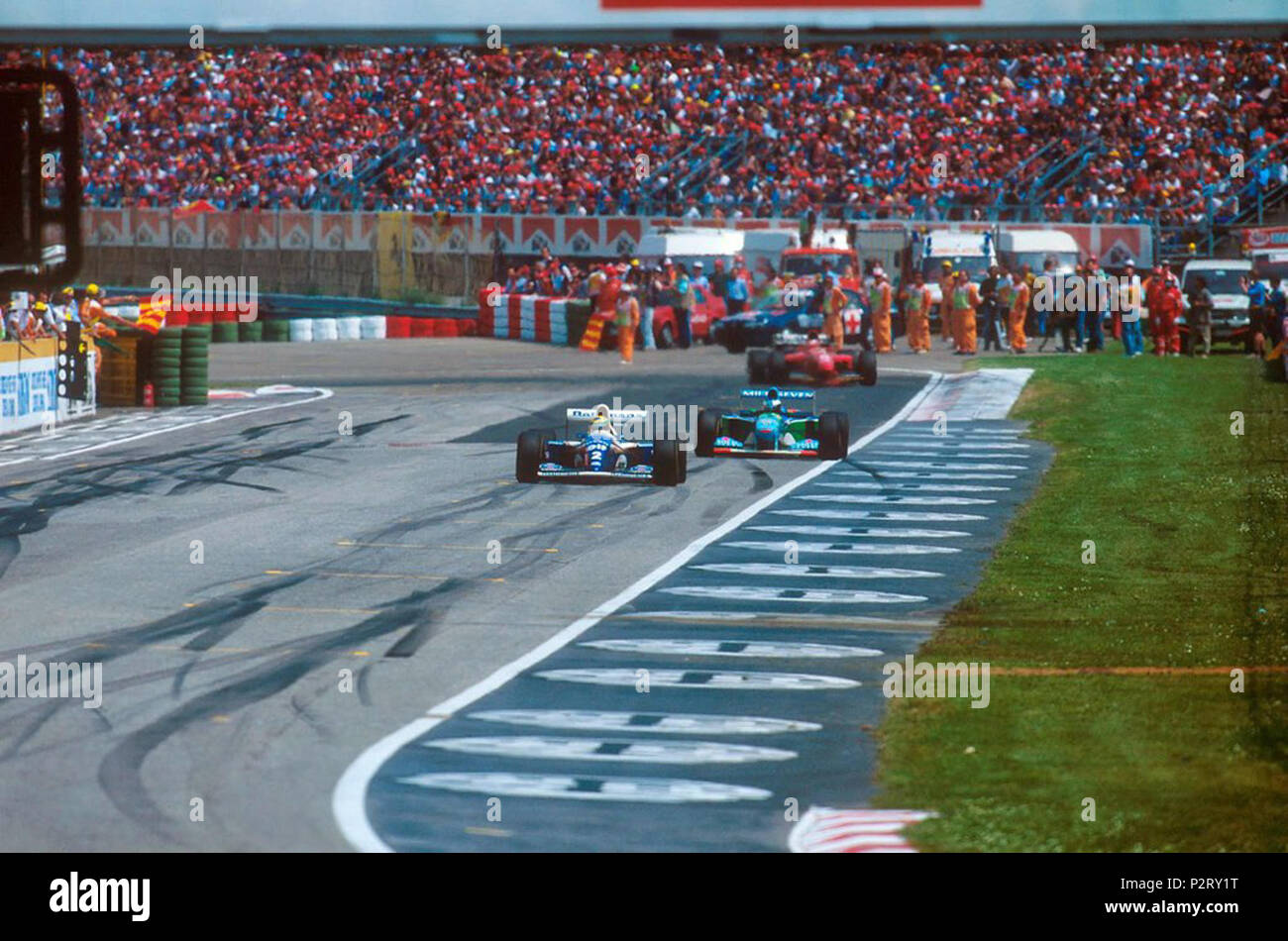 . Italiano: Dopo il rientro della safety car, il GP di San Marino 1994 riprende al quarto giro con Ayrton Senna davanti a Michael Schumacher . 1 maggio 1994. Sconosciuto 10 Ayrton Senna davanti a Michael Schumacher (San Marino 1994) Foto Stock