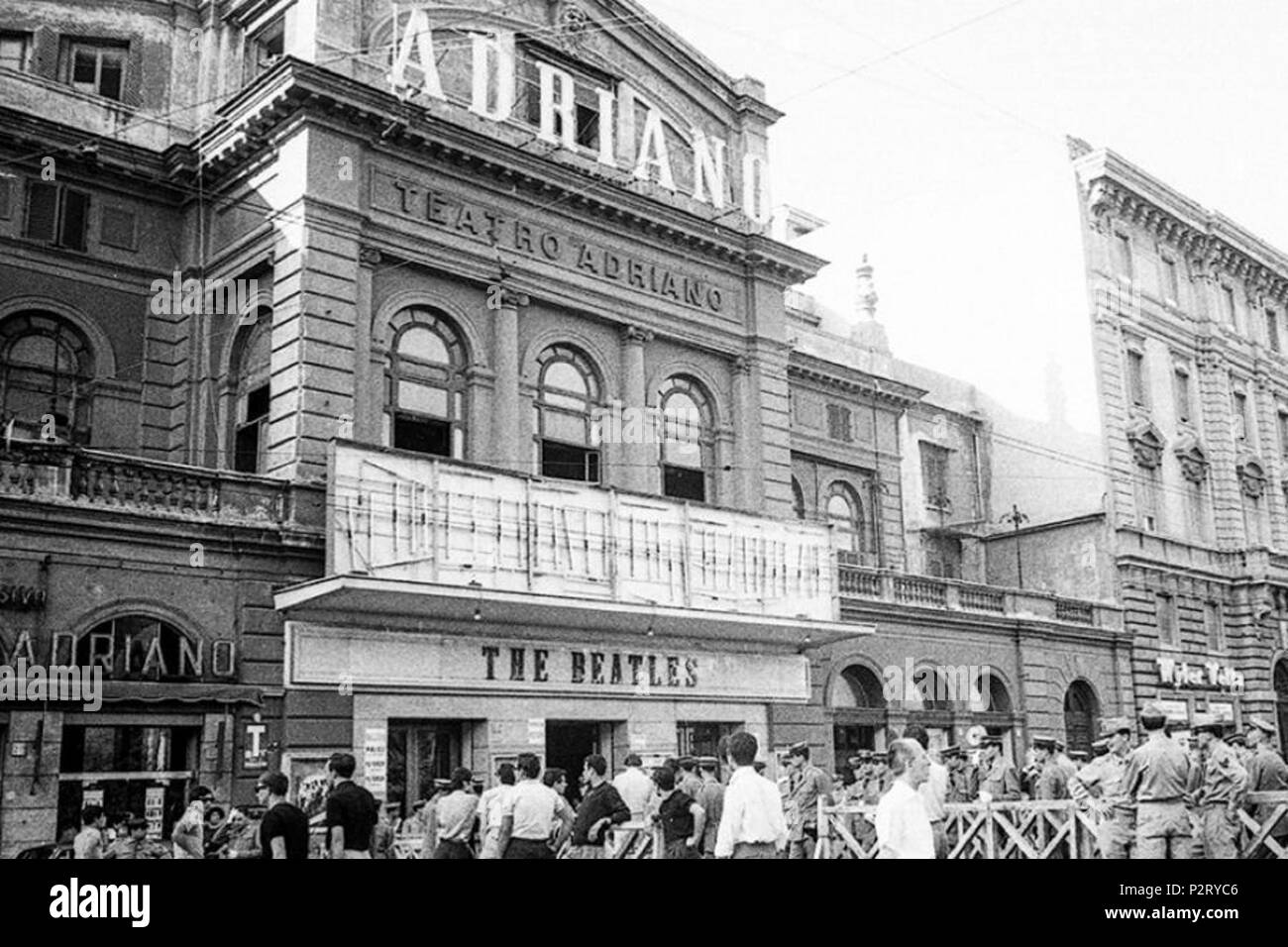 La parte anteriore del Teatro Adriano a Roma durante il 1965 concerto dei  Beatles . Il 27 giugno 1965. Carlo Riccardi 10 Beatles 1965 concerto Roma  Adriano album fotografico Foto stock - Alamy