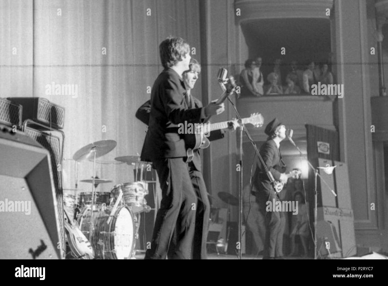. I Beatles in scena al Teatro Adriano a Roma durante il loro tour italiano, fine giugno 1965 . Il 27 giugno 1965. Carlo Riccardi 10 Beatles 1965 concerto Roma Adriano interno Foto Stock