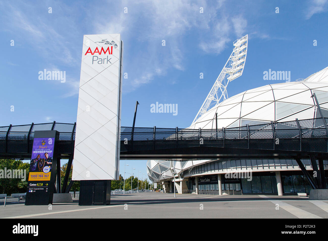 Melbourne, Australia: 09 Aprile 2018: Il Melbourne Stadium rettangolare commercialmente noto come AAMI Park è situato lungo il Boulevard olimpico. Foto Stock