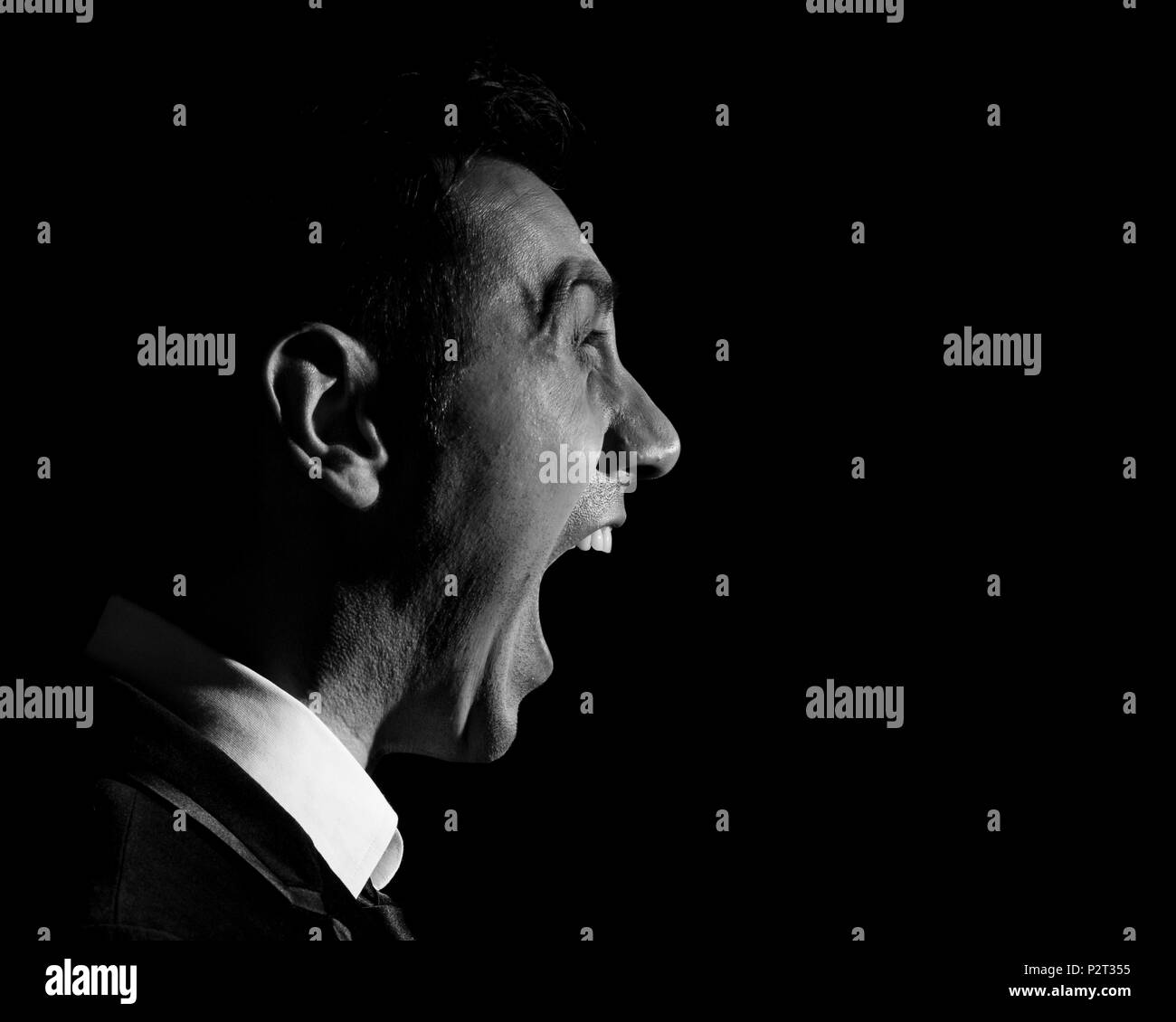 Ritratto dell'uomo nei suoi trent'anni di piangere su sfondo nero Foto Stock