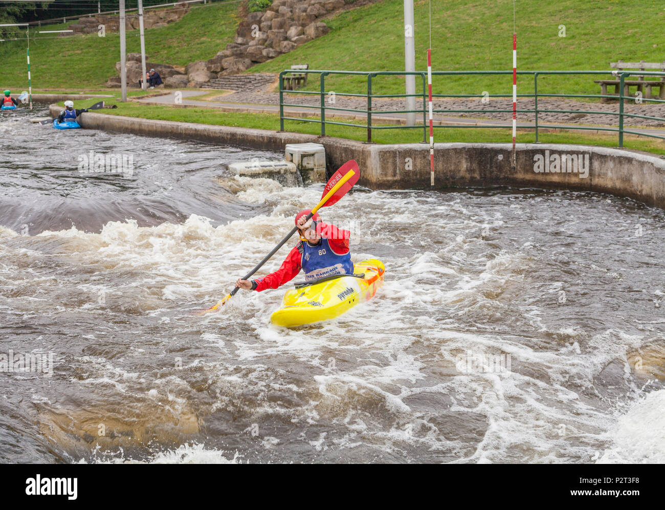 Un uomo a bordo di una canoa a Tees Barrage bianco internazionale Centro di acqua a Stockton on Tees,l'Inghilterra,UK Foto Stock Un uomo a bordo di una canoa a Tees Barrage bianco internazionale Centro di acqua a Stockton on Tees,l'Inghilterra,UK Foto Stock