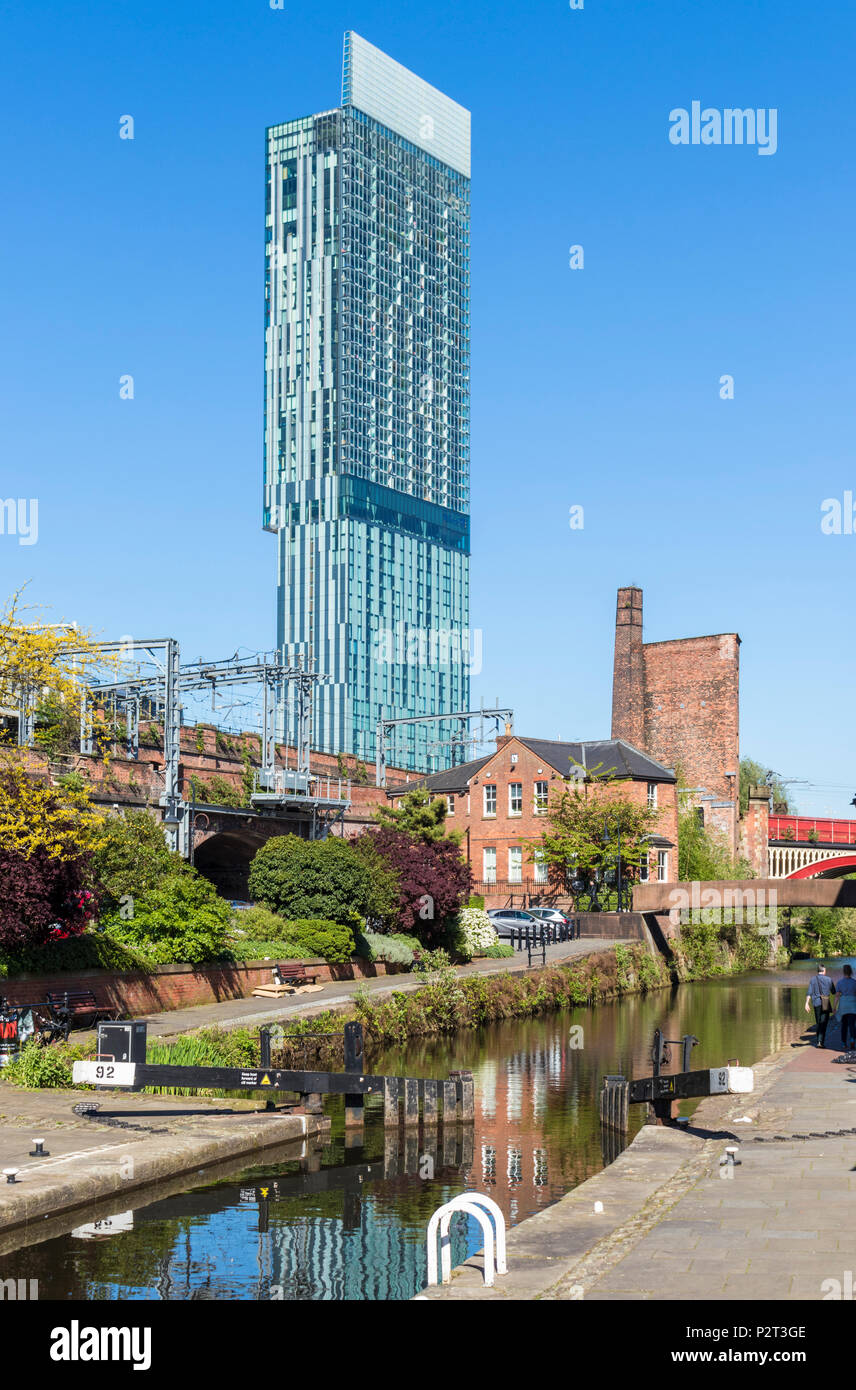 Inghilterra Manchester Inghilterra Greater Manchester centro città centro città vista del beetham tower e Bridgewater Canal con canal alzaia Manchester Regno Unito Foto Stock