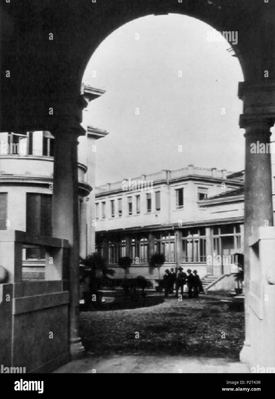 . Cortile interno Istituto Nazionale Tumori di Milano (1930 ca) . 1930. 20 sconosciuto Cortile interno istituto tumori milano 1928 Foto Stock