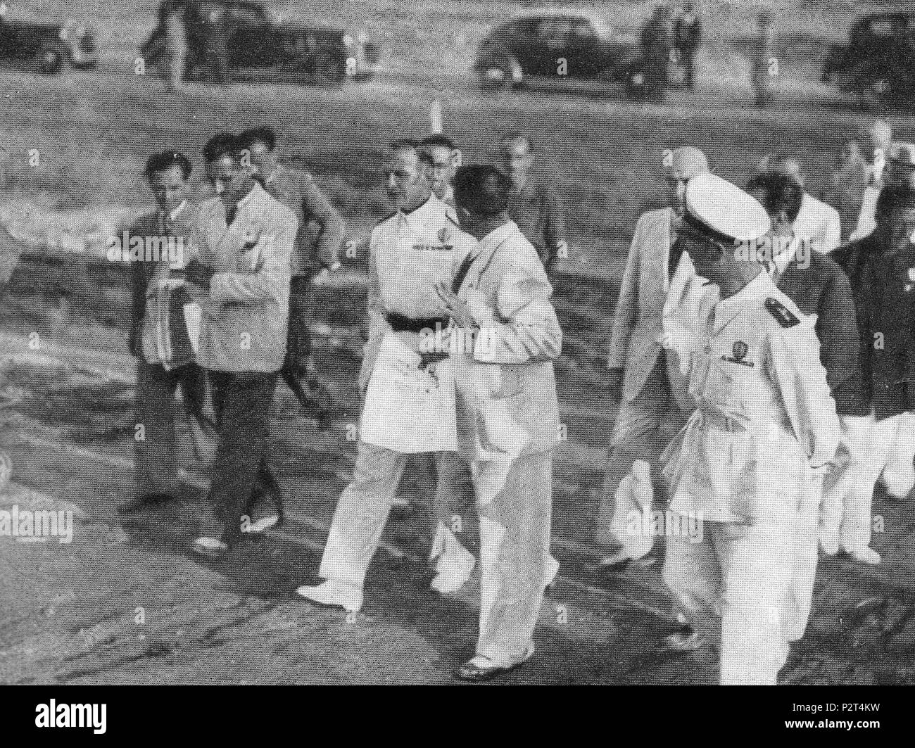 . Italiano: diplomatico e politico italiano, ministro del Regno d'Italia nel governo Mussolini . 1939. Unknown 22 Dino Alfieri ispeziona la triennale d'Oltremare a Napoli Foto Stock