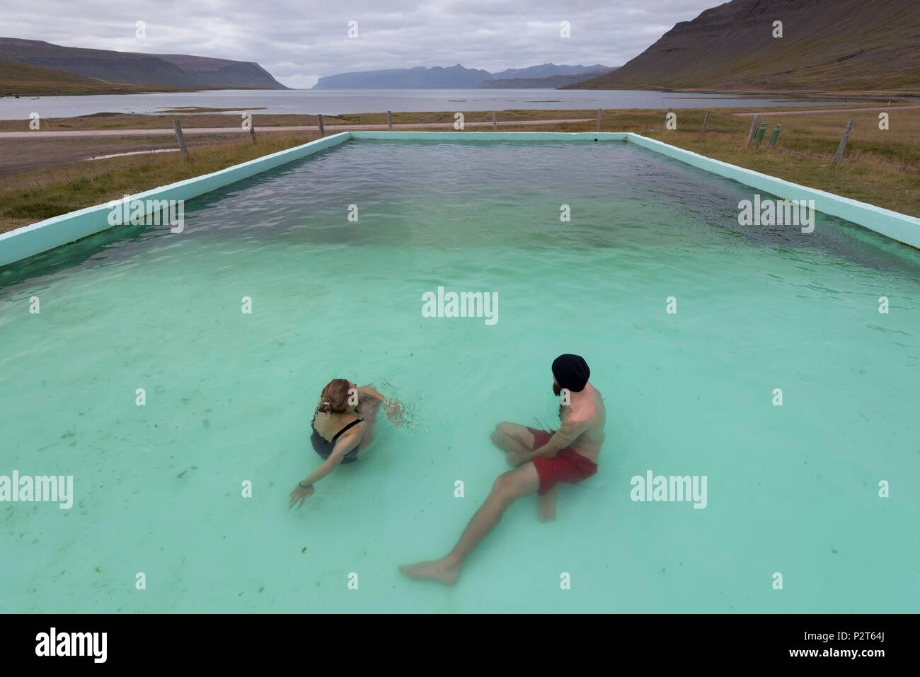 L'Islanda, a ovest di fiordi, Bildudalur, Reykjarfjordur, matura in una piscina geotermica al fondo del fiordo di Arnarfjörður Foto Stock