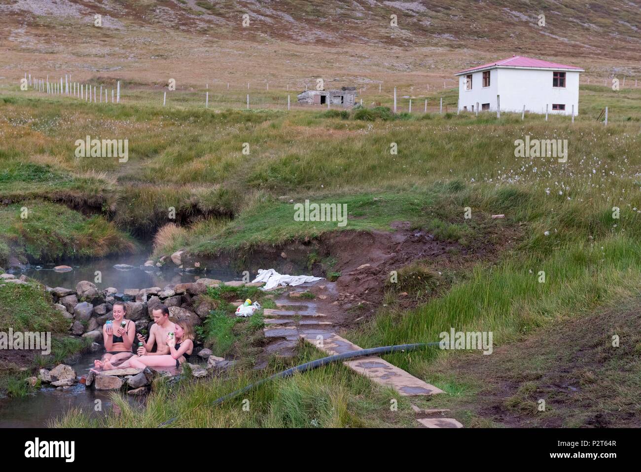 L'Islanda, a ovest di fiordi, Bildudalur, Reykjarfjordur, fonte geotermica al fondo del fiordo di Arnarfjordur Foto Stock