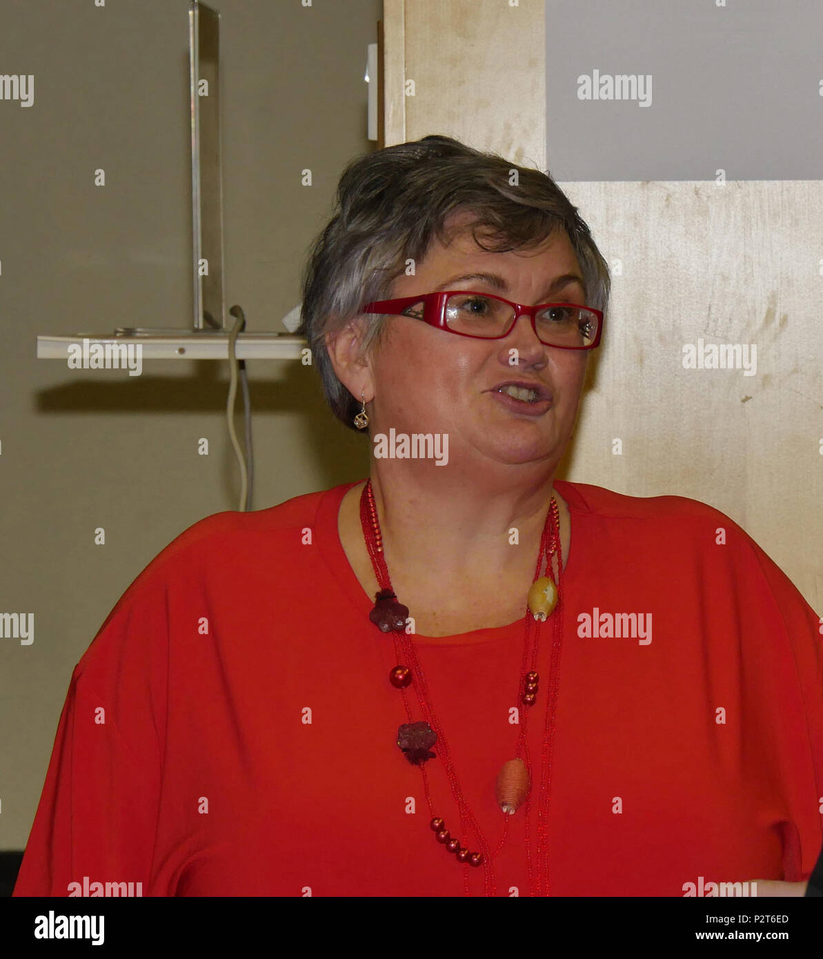 Carolyn Harris MP, Wales, Regno Unito. Sempre primo vice leader laburista gallese, fotografato durante la sua campagna elettorale per il post. 4 aprile 2018. Foto Stock