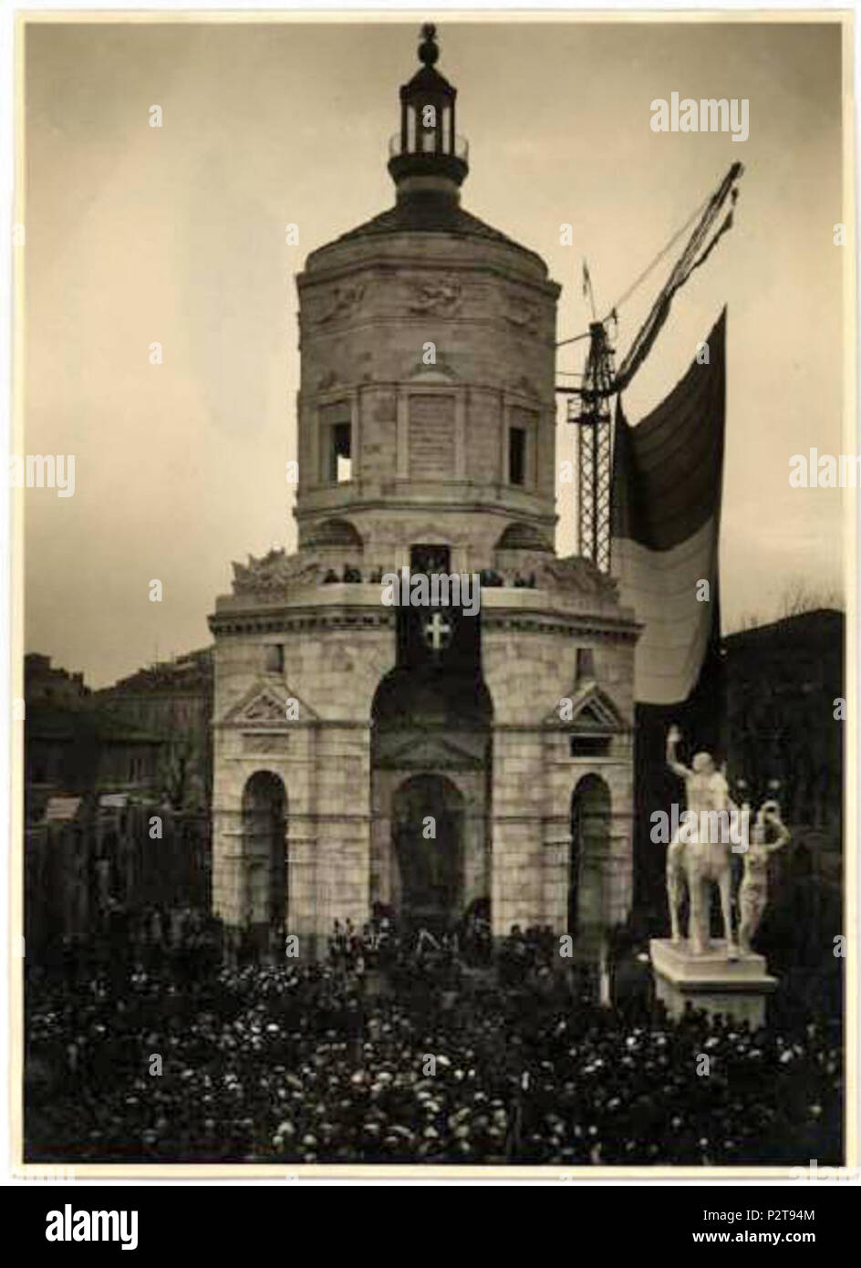 . Italiano: Fotografo: Vincenzo Aragozzini (1891-1975) da: http://www.lombardiabeniculturali.it/fotografie/schede/IMM-3a010-0008258/?view=ricerca&offset=5 l'immagine si trova in http://www.lombardiabeniculturali.it/img db/bcf/3a010/9/l/8258 3A010 8258 1.jpg L'immagine è stata scattata il giorno 4/11/1928 in occasione dell'inaugurazione del monumento. Categoria:monumenti di Milano . Questo file è privo di informazioni sull'autore. 40 Inaugurazione Tempio della Vittoria il 4 novembre 1928 Foto Stock