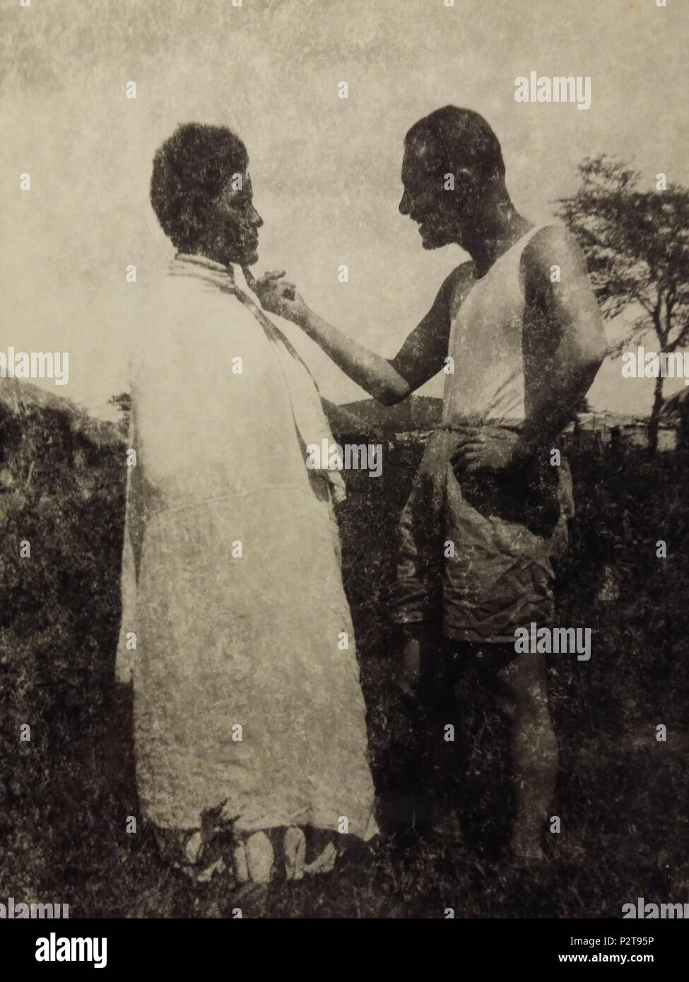 . Italiano: un soldato fascista e una donna in Africa . 1930s. 27 sconosciuto Fascistsoldier Foto Stock