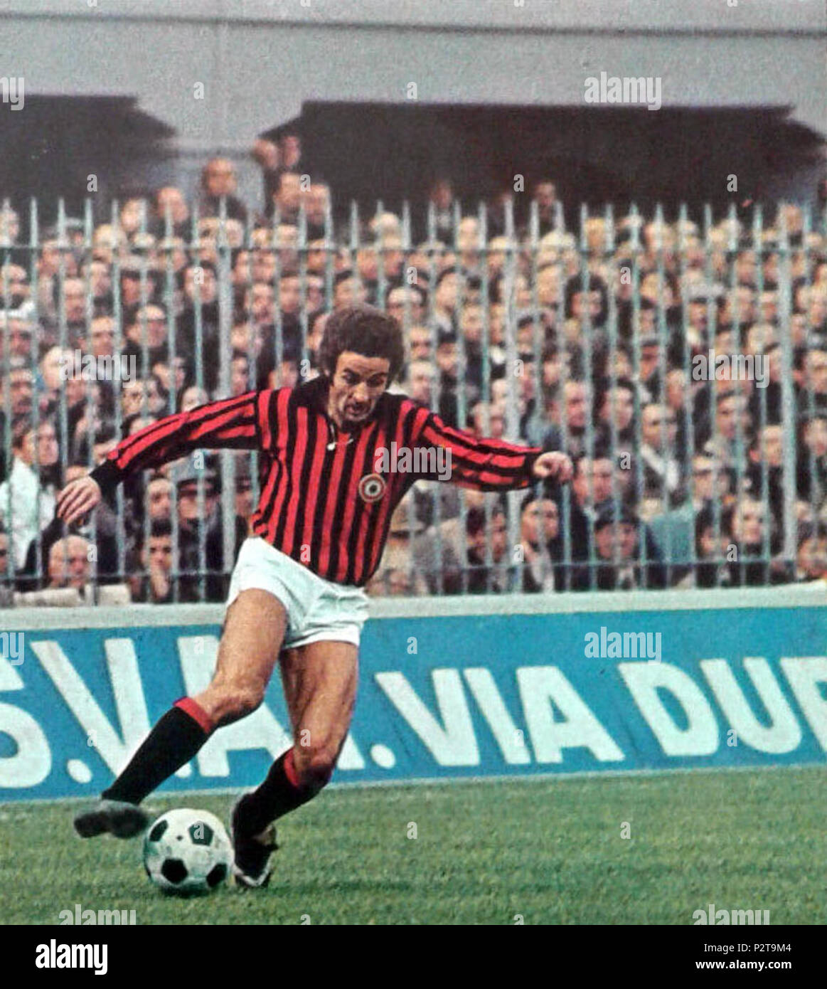 . Italiano: Il calciatore italiano Luciano Chiarugi in azione al Milano, allo stadio San Siro di Milano, nella stagione 1972-73. Tra il 1972 e il 1973. 49 sconosciuto Luciano Chiarugi - Milano 1972-73 Foto Stock