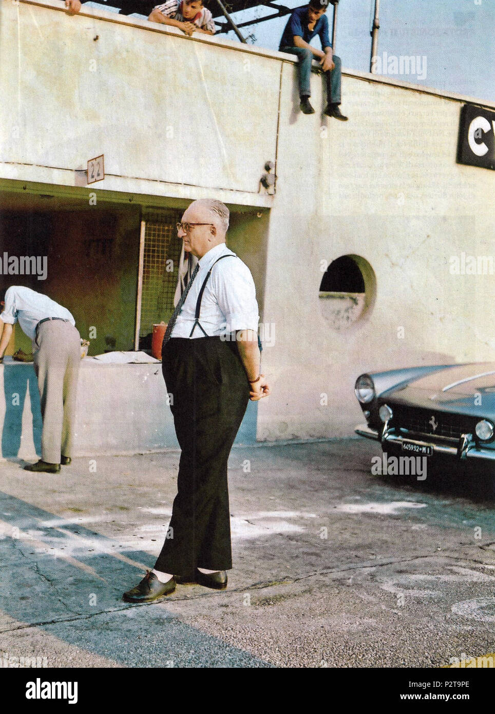 . Italiano: Monza, Autodromo Nazionale, 1962. Enzo Ferrari, fondatore della Scuderia Ferrari, nei box del circuito duranti i test della sua squadra in vista del XXXIII Gran Premio d'Italia. 1962 circa. Gianfranco Moroldo 25 Enzo Ferrari - Monza, 1962, la Scuderia Ferrari nei test Foto Stock