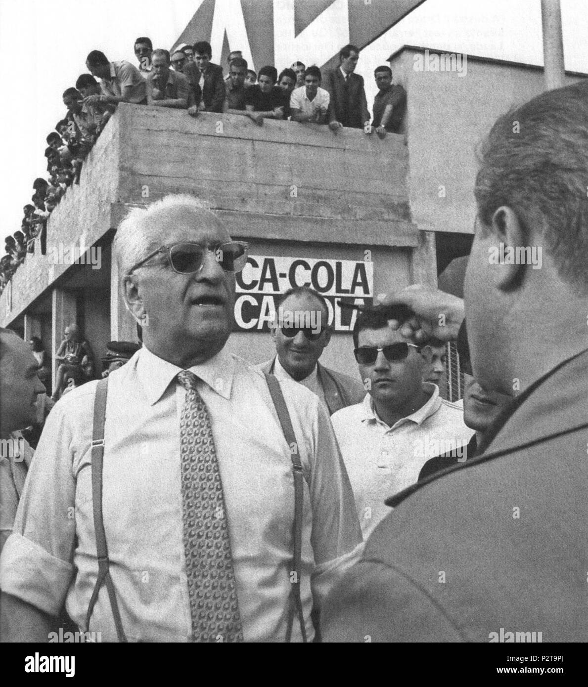 . Italiano: Monza, Autodromo Nazionale, settembre 1967. Enzo Ferrari, fondatore della Scuderia Ferrari, un colloquio con i giornalisti nei box del circuito, nel weekend del XXXVIII Gran Premio d'Italia. Settembre 1967. Rainer W. Schlegelmilch 25 Enzo Ferrari - Monza, 1967 Foto Stock