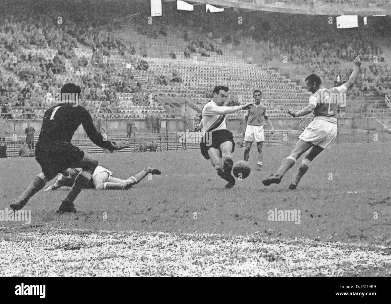 . Italiano: Milano, Stadio di San Siro. Il calciatore italo-argentino Antonio Valentín Angelillo (al centro) in azione all'Inter tra gli anni 50 e 60 del XX secolo. Tra il 1957 e il 1961. 8 sconosciuto Antonio Angelillo - Inter Milan (1950s-60s) Foto Stock