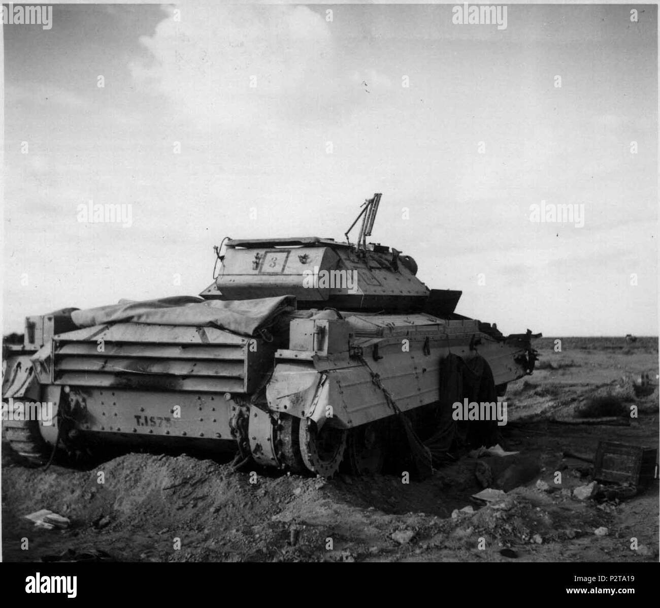 . Inglese: Un British Crusader serbatoio abbandonato a Bir El Gubi nell'inverno del 1941. Il 5 dicembre 1941. Royal esercito italiano 54 Materiale bellico inglese nel deserto di Bir El Gobi abbandonato e in parte distrutto nell'autunno-inverno 1941 Foto Stock . Inglese: Un British Crusader serbatoio abbandonato a Bir El Gubi nell'inverno del 1941. Il 5 dicembre 1941. Royal esercito italiano 54 Materiale bellico inglese nel deserto di Bir El Gobi abbandonato e in parte distrutto nell'autunno-inverno 1941 Foto Stock