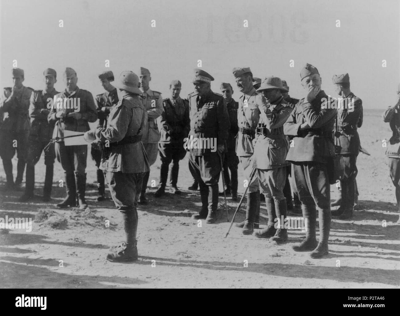 . Inglese: italiani ufficiali, compresi i generali Gambara e Piazzoni ,raccogliere a Tobruk in autunno di 1941. Il 7 ottobre 1941. Royal italiano forze militari (1941) 38 gruppo di ufficiali (tra i generali Gastone Gambara e Alessandro Piazzoni) presso Tobruch nellâ autunno 1941 Foto Stock