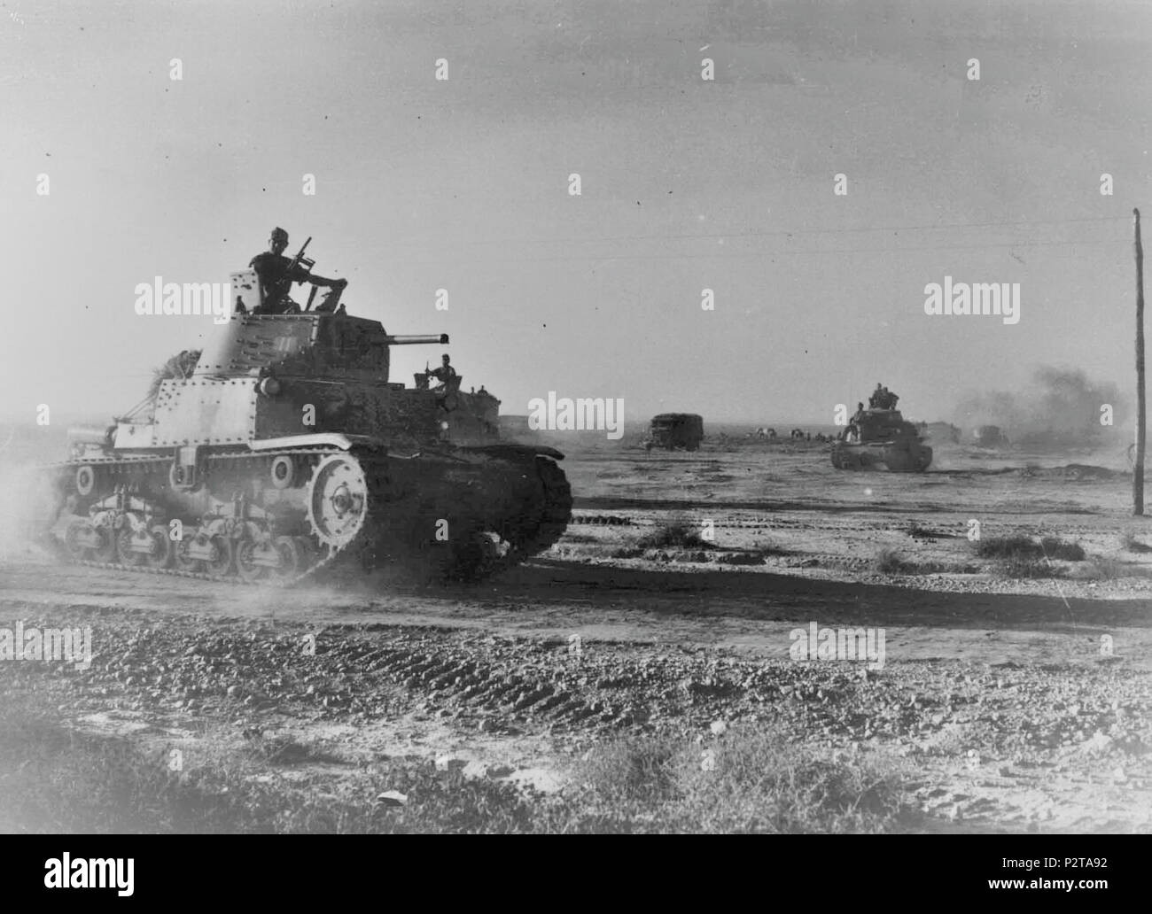 . Inglese: serbatoi di Ariete in movimento durante la battaglia. Il 10 giugno 1942. Sconosciuto 8 Ariete divisione del serbatoio sull'attacco Foto Stock